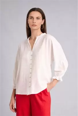 Chemise blanche à col V et manches longues