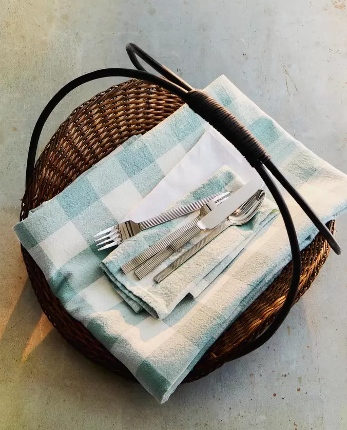 COUVERTS, LINGE DE TABLE ET PANIER