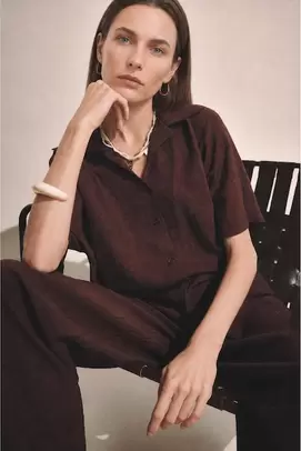 Chemise à manches courtes en tissu texturé à col chemise