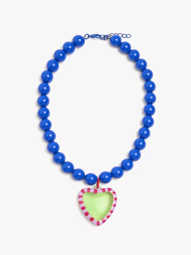 Collier en perles cœur à bord émaillé