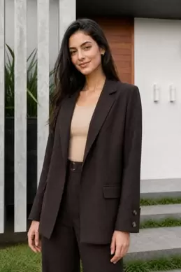 VESTE À REVERS ET MANCHES BOUTONNÉES