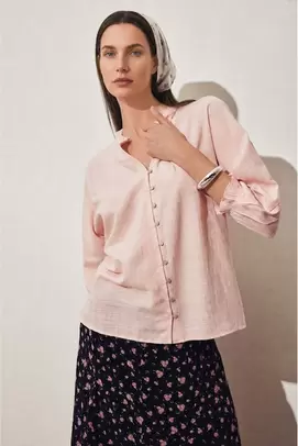 Chemise rose clair à col V et manches longues avec détails à volants