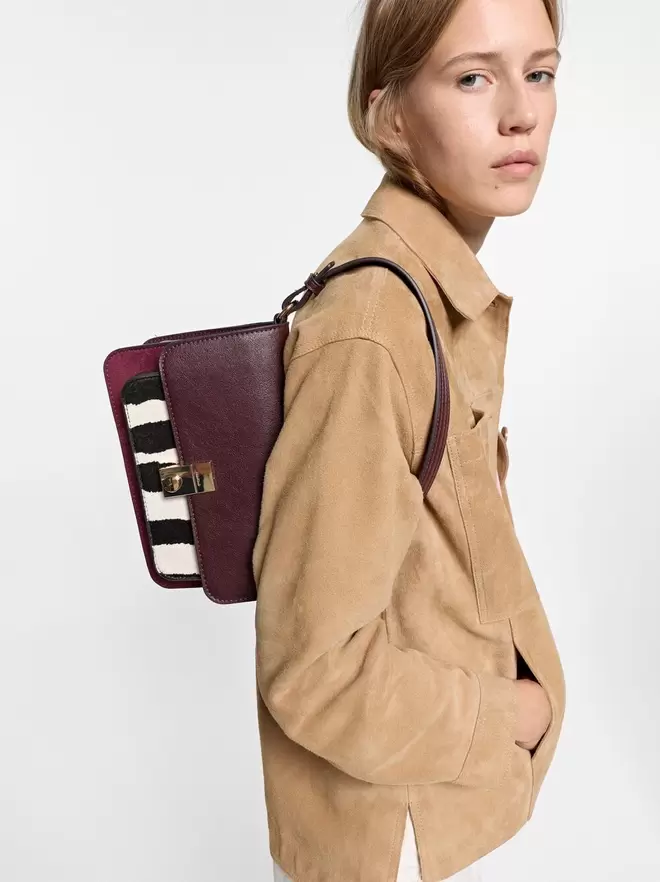 Sac à épaule avec rabat et détails en cuir