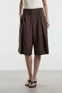 Pleated Bermuda shorts