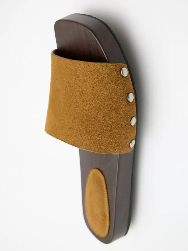 Sandales plates avec large bride en cuir