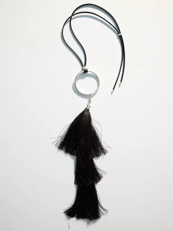 Collier avec pendentif à pompons