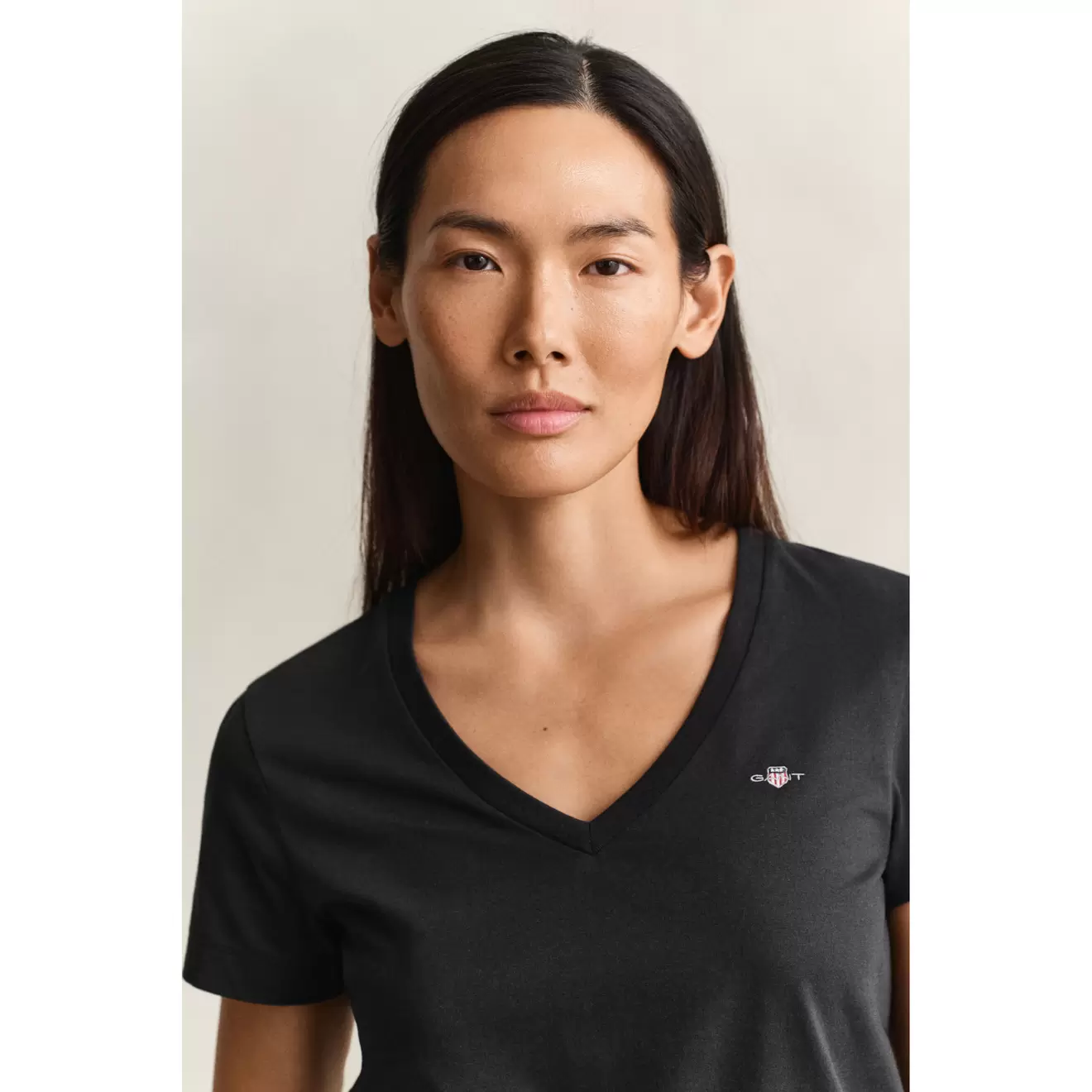 T-shirt à col en V avec bouclier
