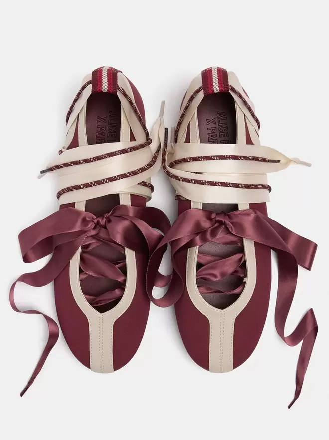 Ballerines contraste avec lanières à la cheville