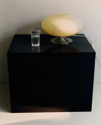 TABLE DE CHEVET ET LAMPE DE TABLE