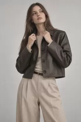 VESTE COURTE EN SIMILICUIR À BOUTONS