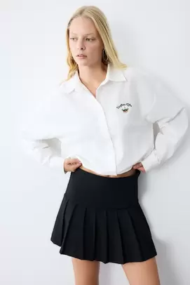Chemise courte oversize 100% coton avec broderie sur la poitrine