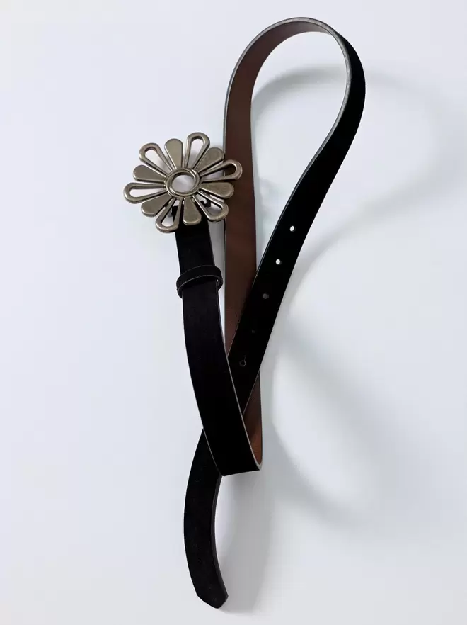 Ceinture avec détails en cuir et boucle fleur