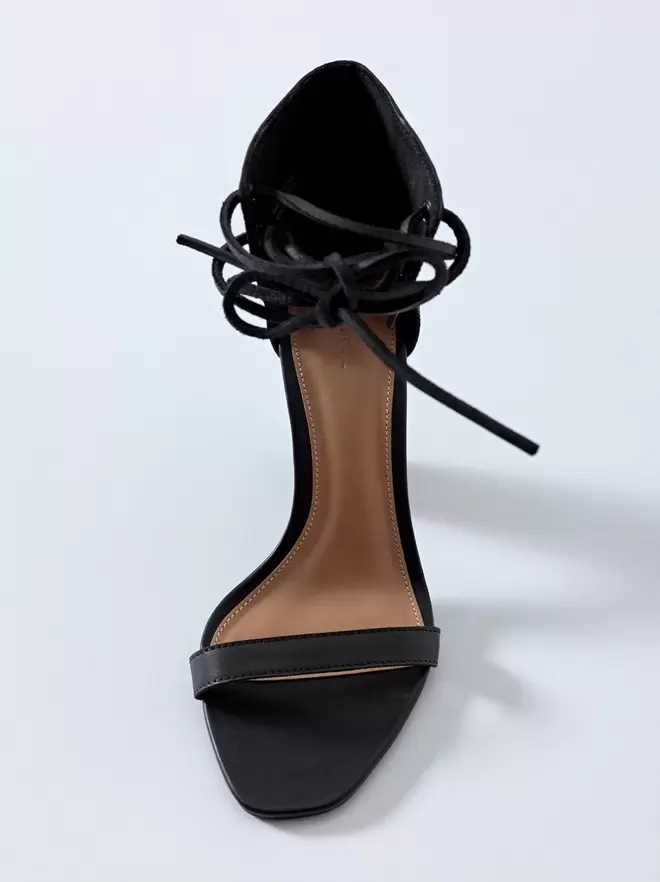 Sandales en cuir avec talon et lacets