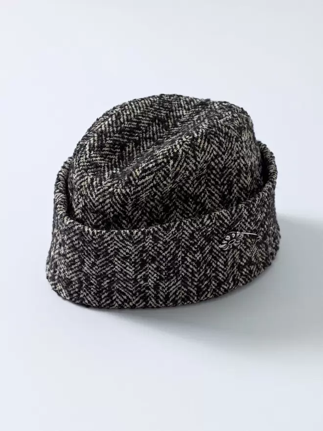 Chapeau pillbox en laine avec broche