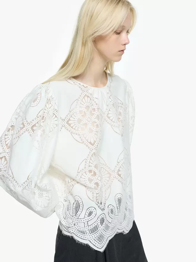 Blouse avec broderies et détails en dentelle