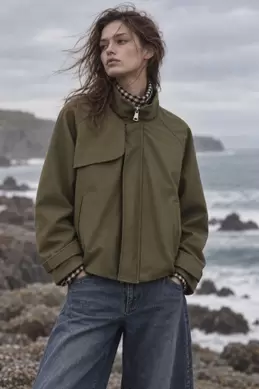 VESTE COURTE À COL MONTANT