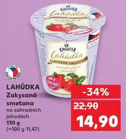 Lahůdka Zakysaná smetana na zahradních jahodách