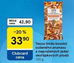 Směs kousků sušeného ananasu a nepražených jader skořápkových plodů