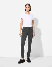 Velmi přiléhavý střih Skinny Fit - seda