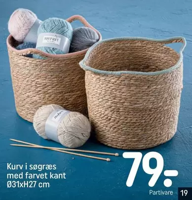 Kurv i søgræs med farvet kant