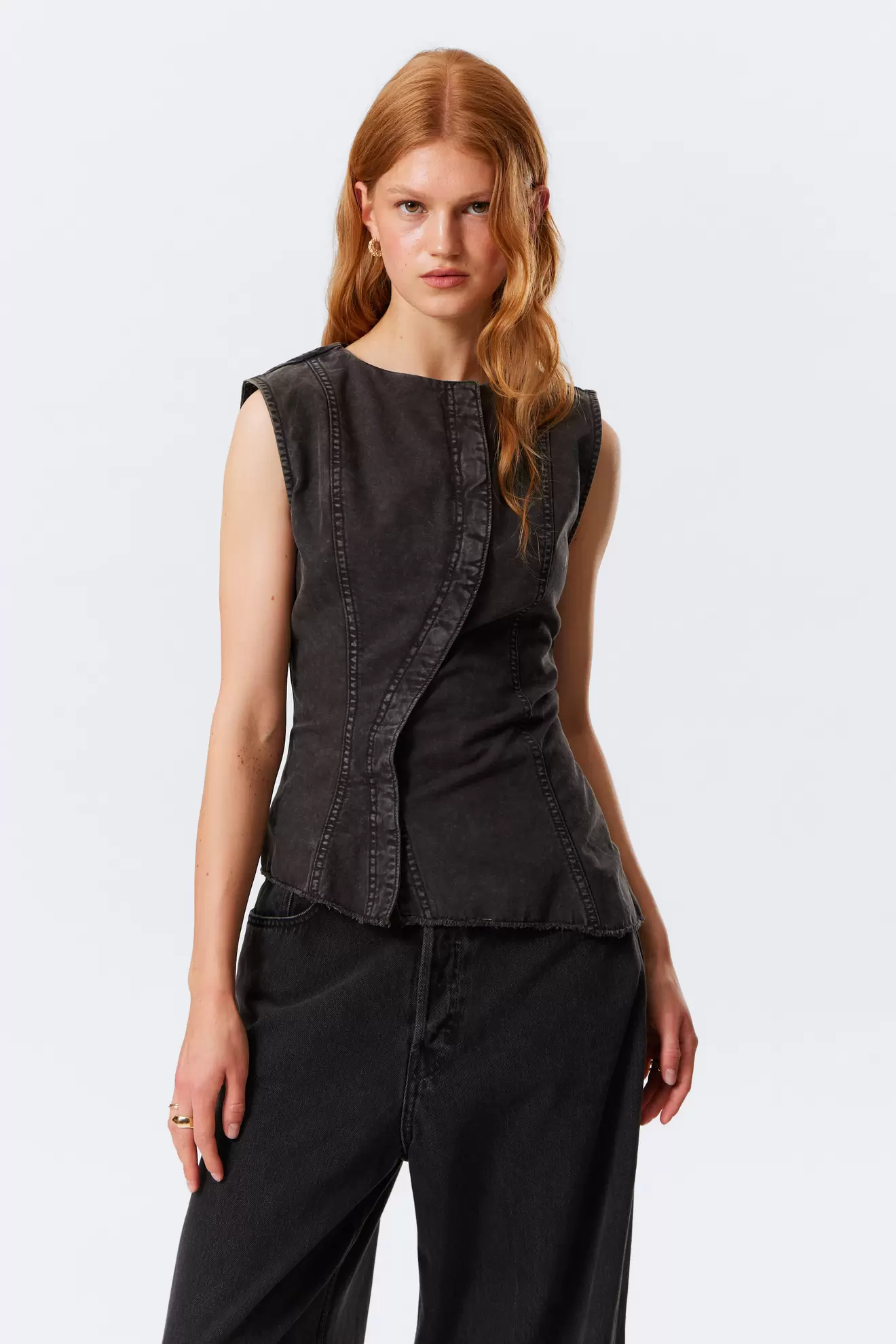 SLEEVELESS ASYMMETRIC PEPLUM TOP