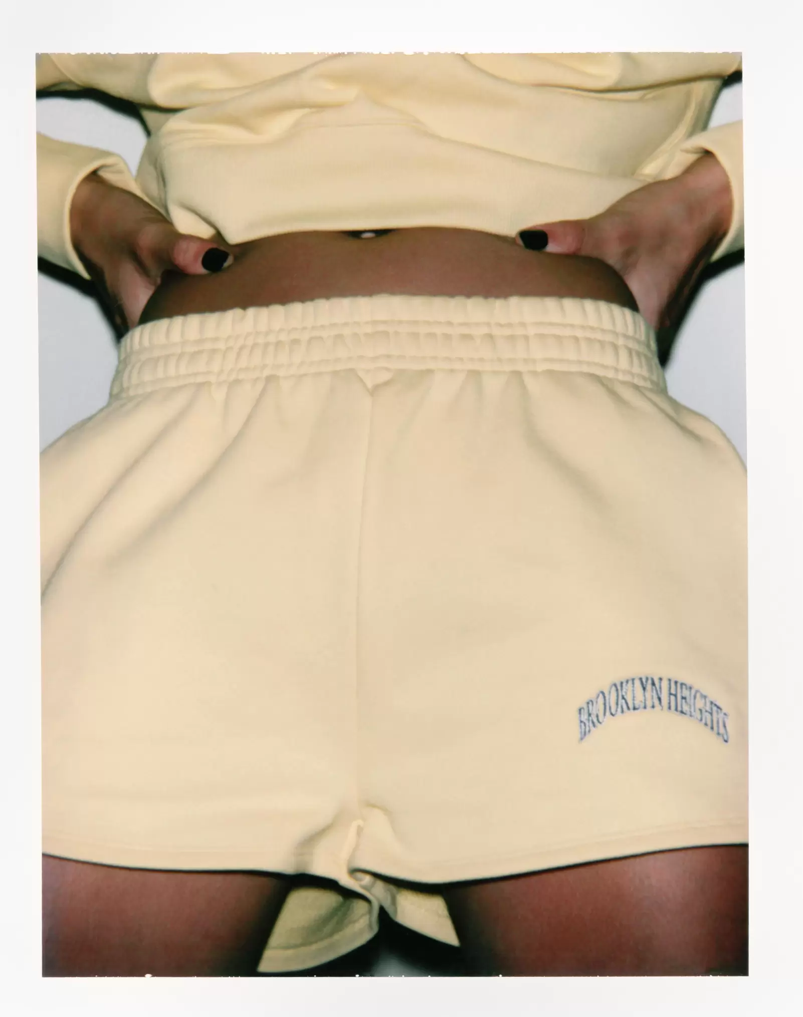 SHORTS I FLEECE MED BRODERET TEKST