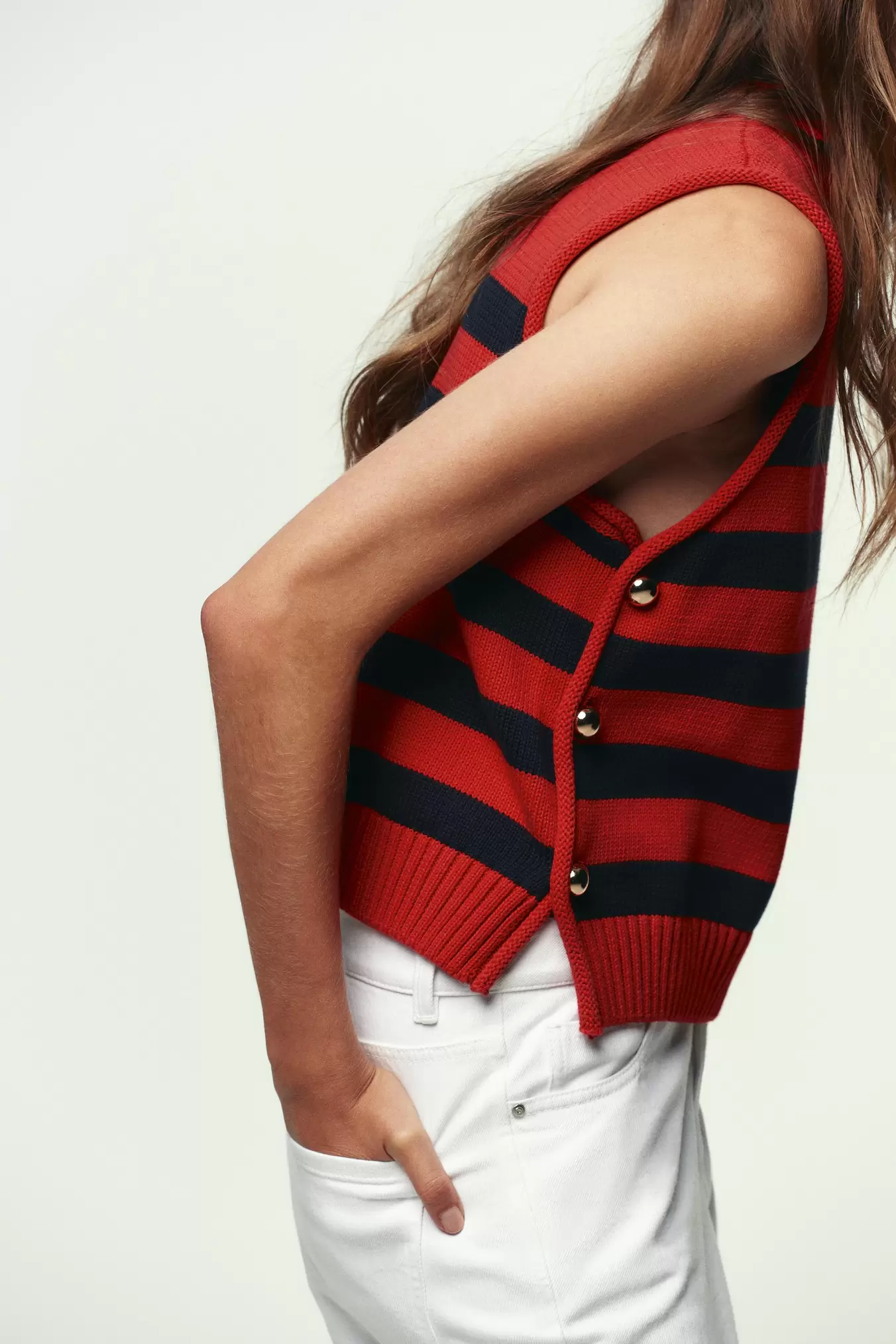TOPVEST I STRIK MED KNAPPER I SIDEN