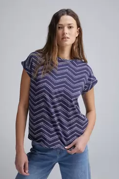Turn-up sleeve t-shirt with shoulder buttons