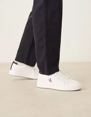 Calvin Klein - Hvide sneakers i læder med slidstærk gummisål