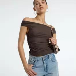 Offshoulder t-shirt