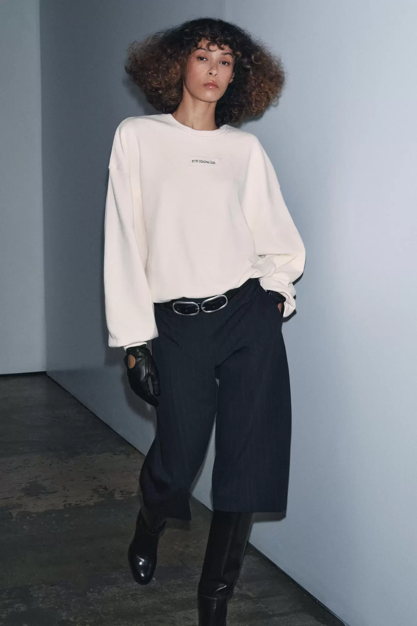 SWEATER MED BRODERET TEKST GLOBUS