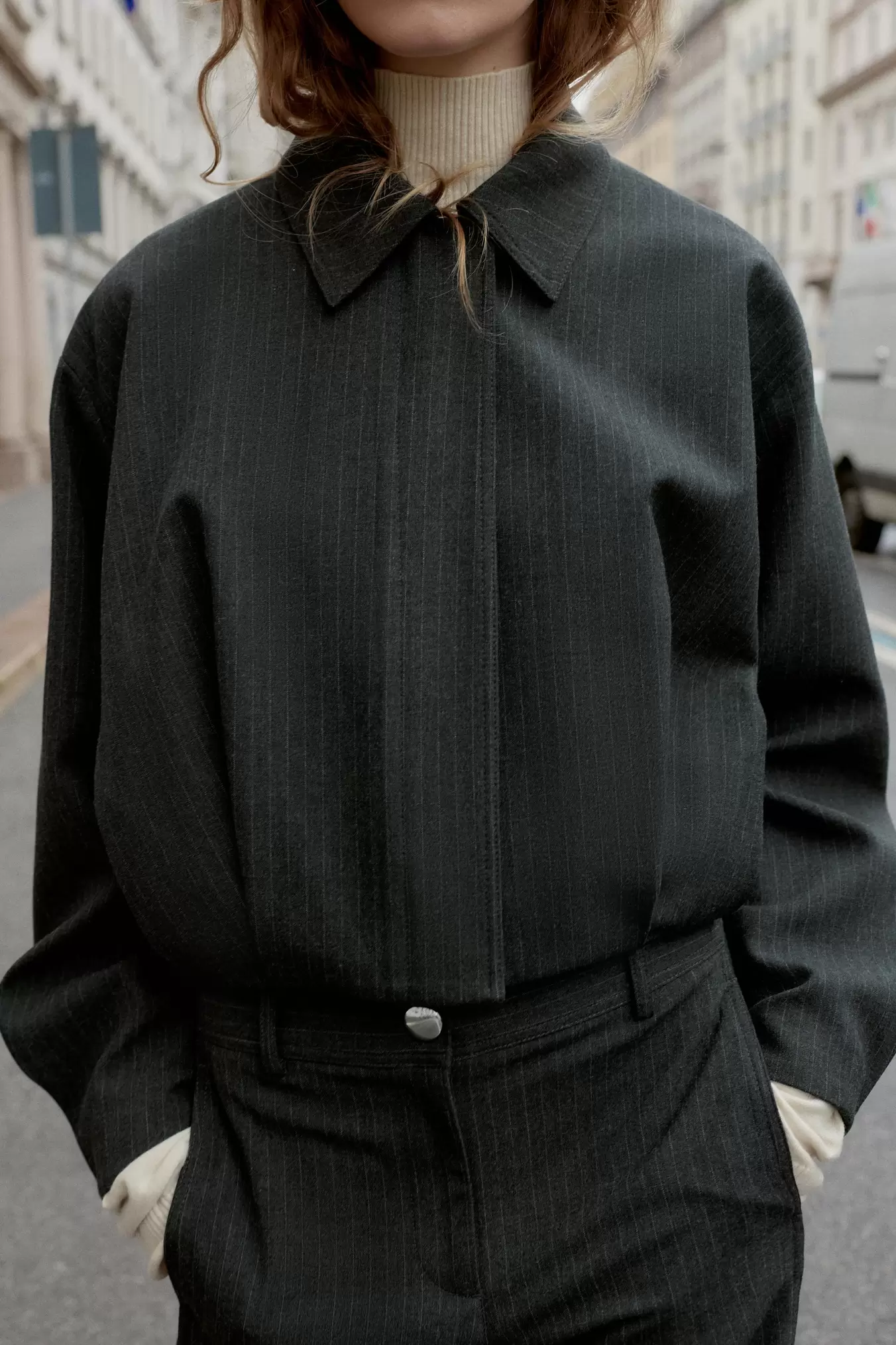 KORT BOMBERJAKKE MED DIPLOMATSTRIPER