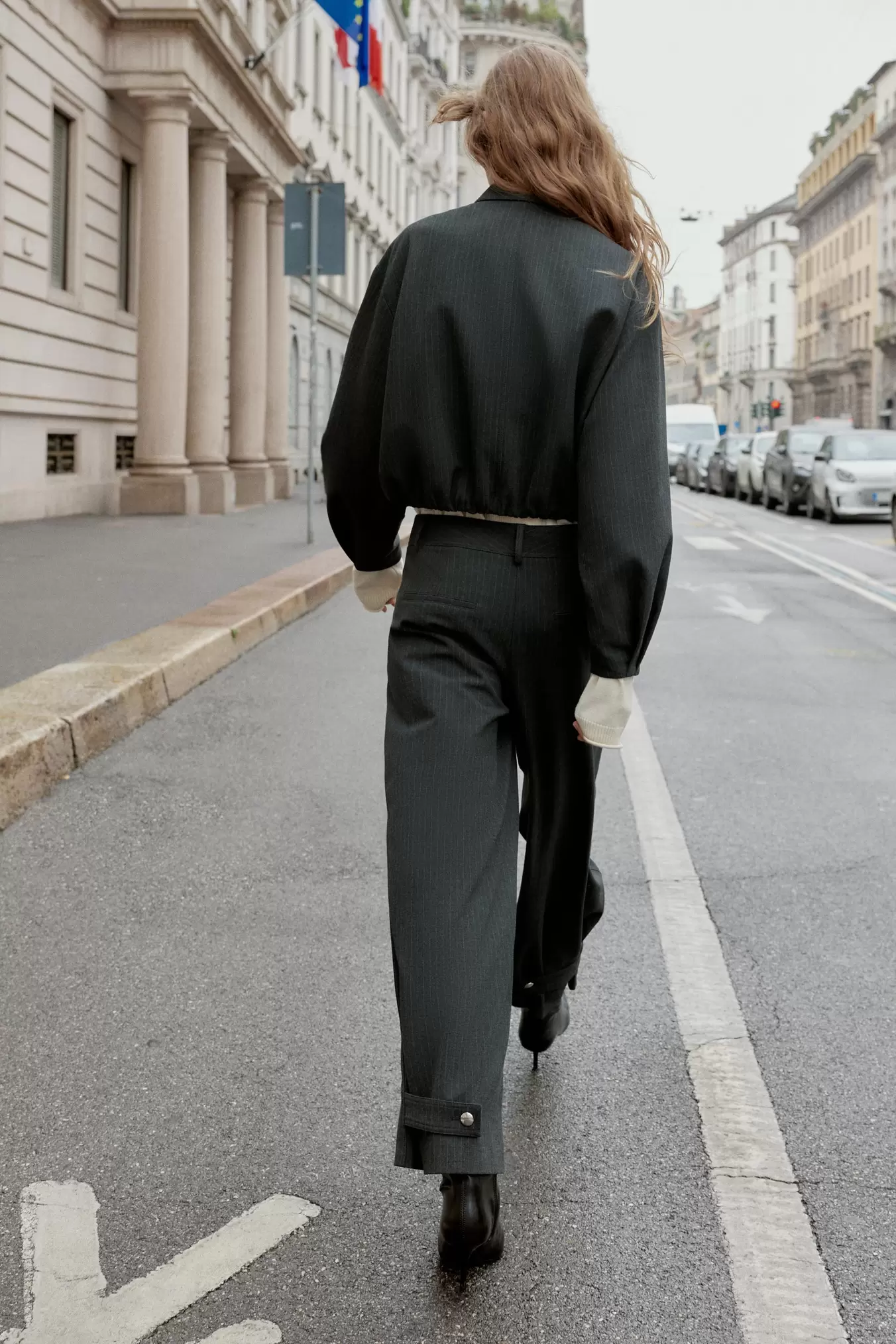 BUKSER MED NÅLESTRIBER OG JUSTERBAR KANT