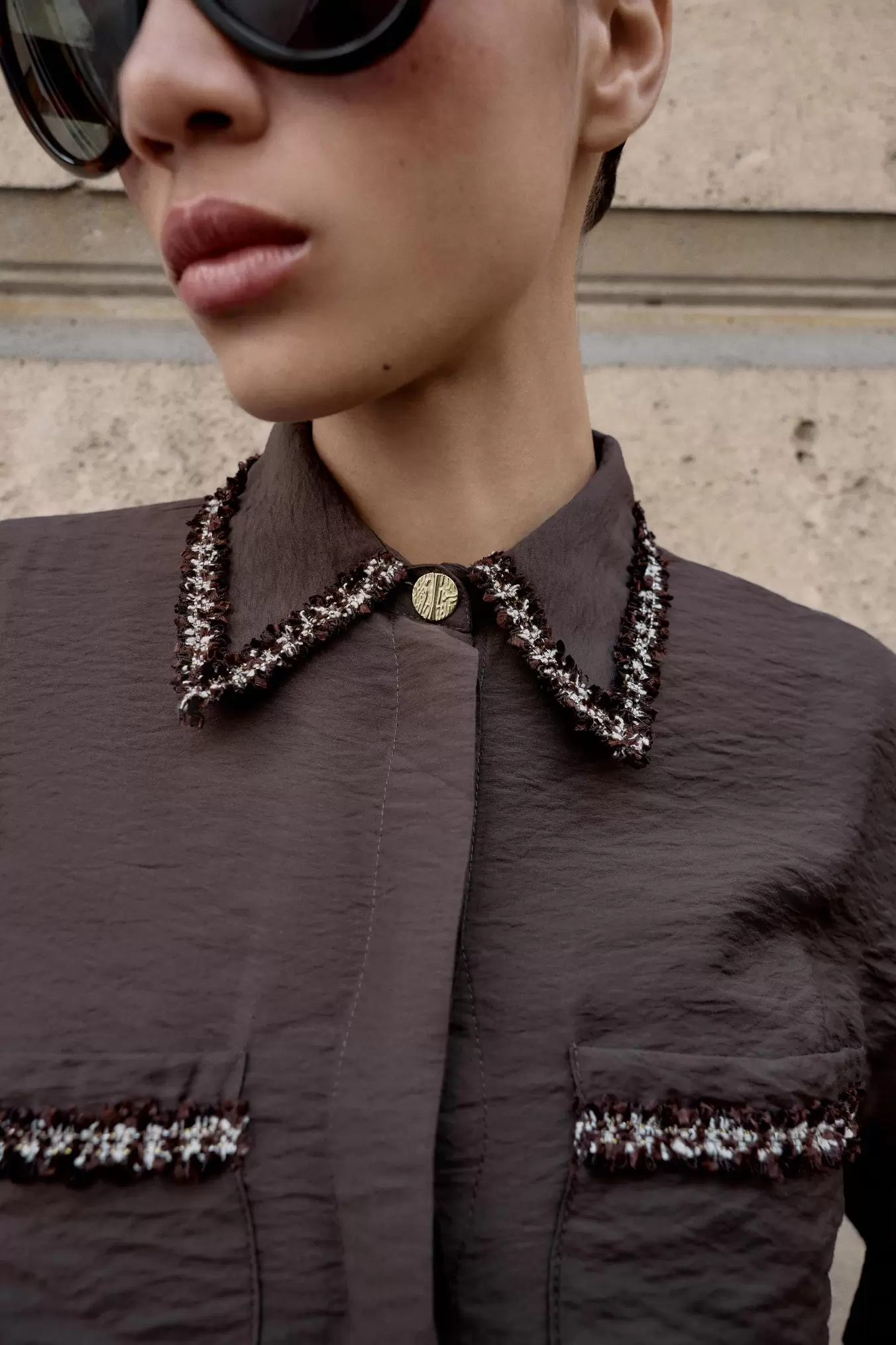 SKJORTE MED KONTRASTDETALJER OG STRUKTUR