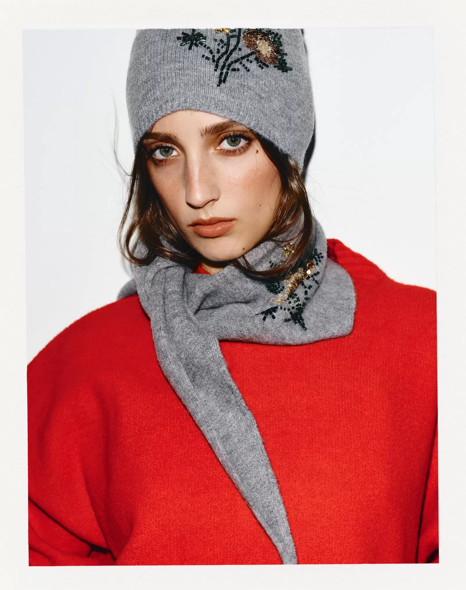 BEANIE MED BRODEREDE BLOMSTER OG PERLER