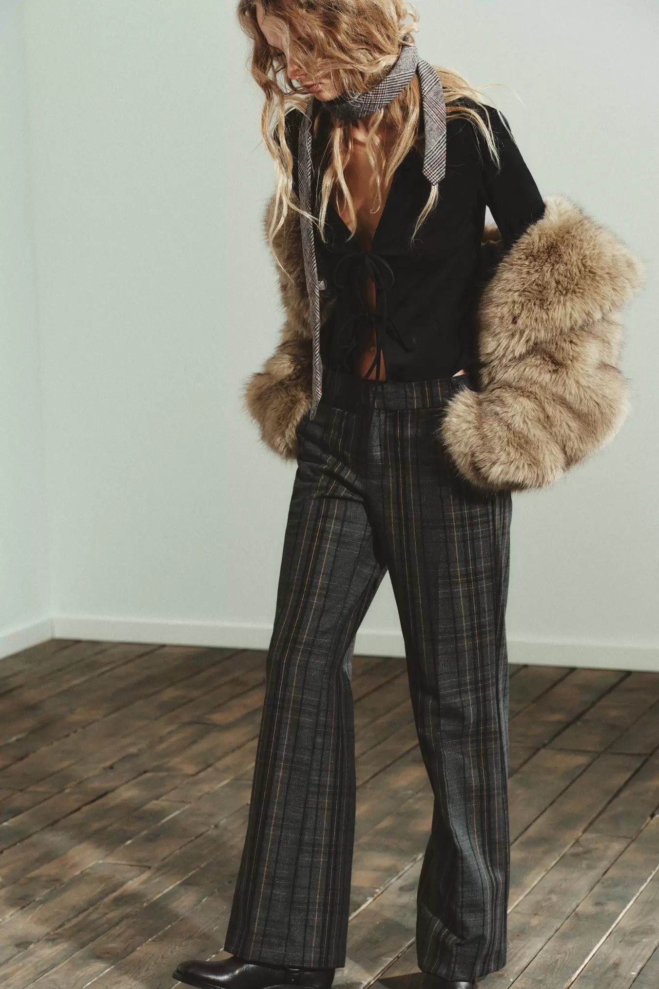 SKJORTE MED RUSKINDSEFFEKT OG BINDELUKNING