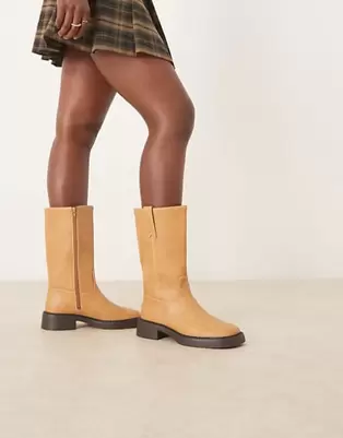 ASOS DESIGN - Colby - Kamelbrune pull on-truckerstøvler i knælængde