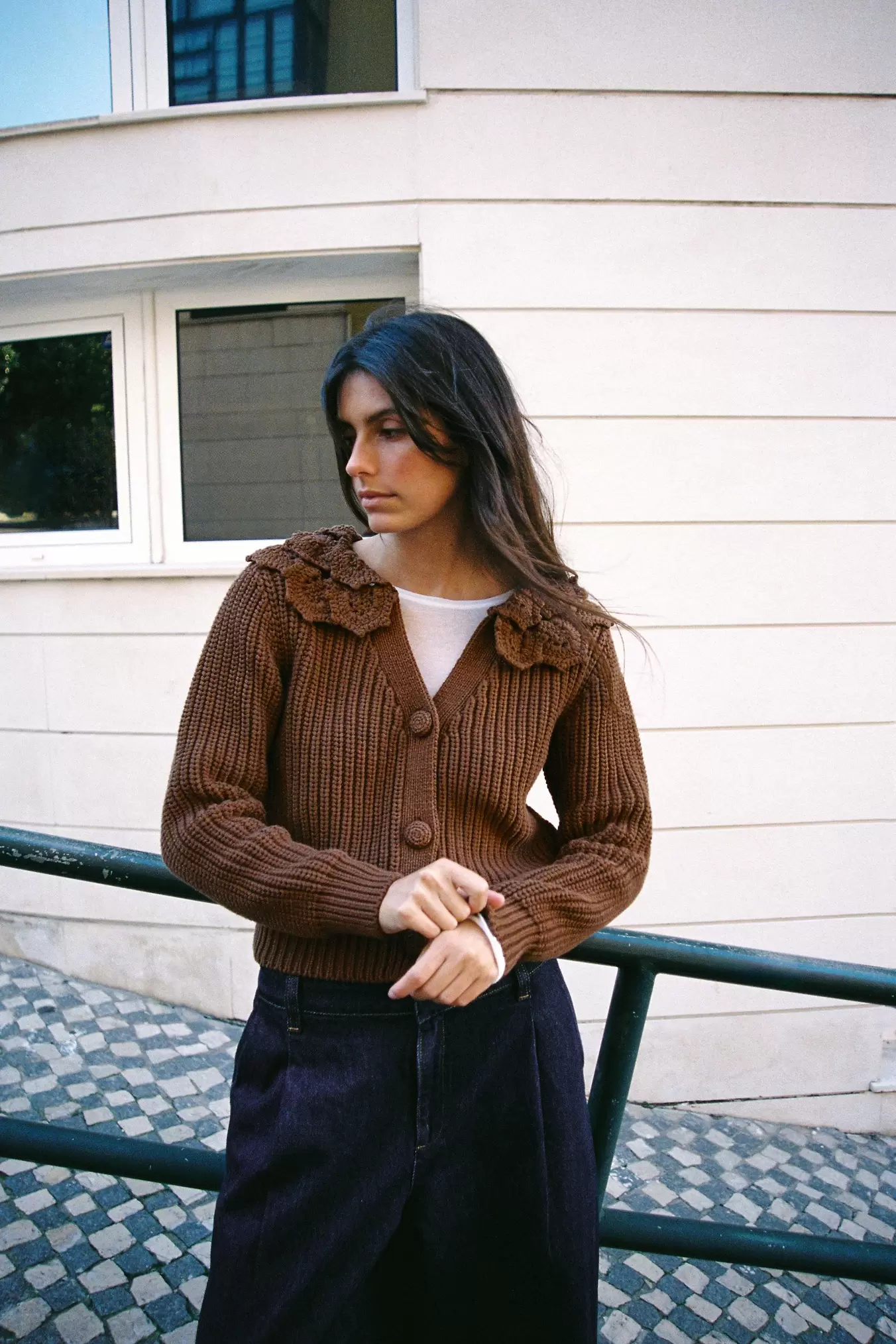 CARDIGAN I STRUKTURSTRIK MED BLOMSTER