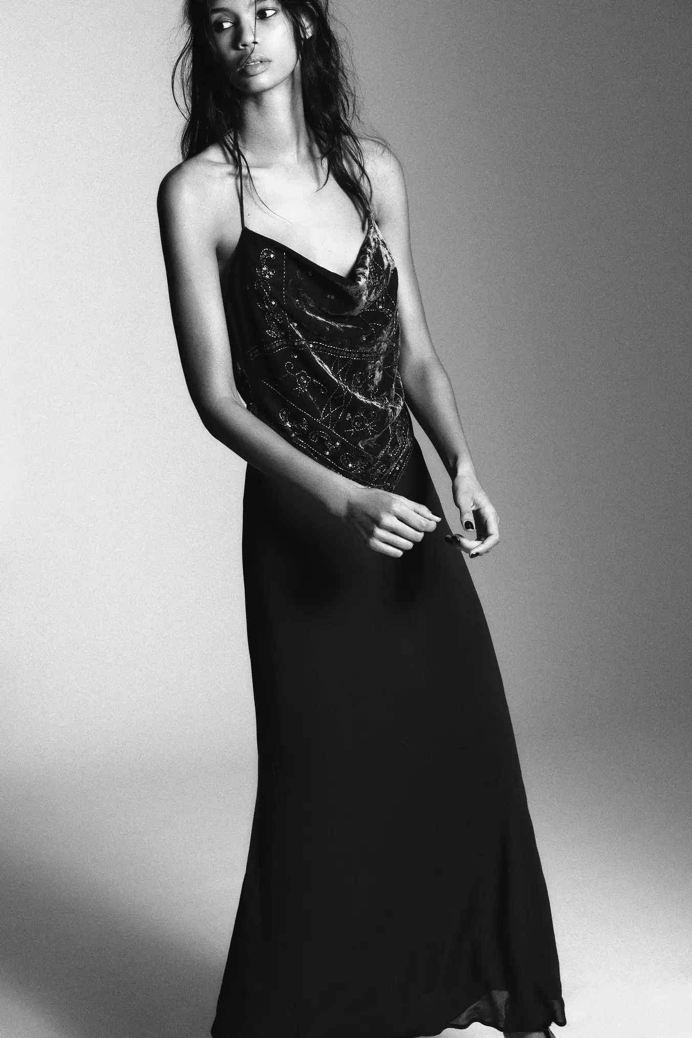 LANG VELOURKJOLE MED PERLER