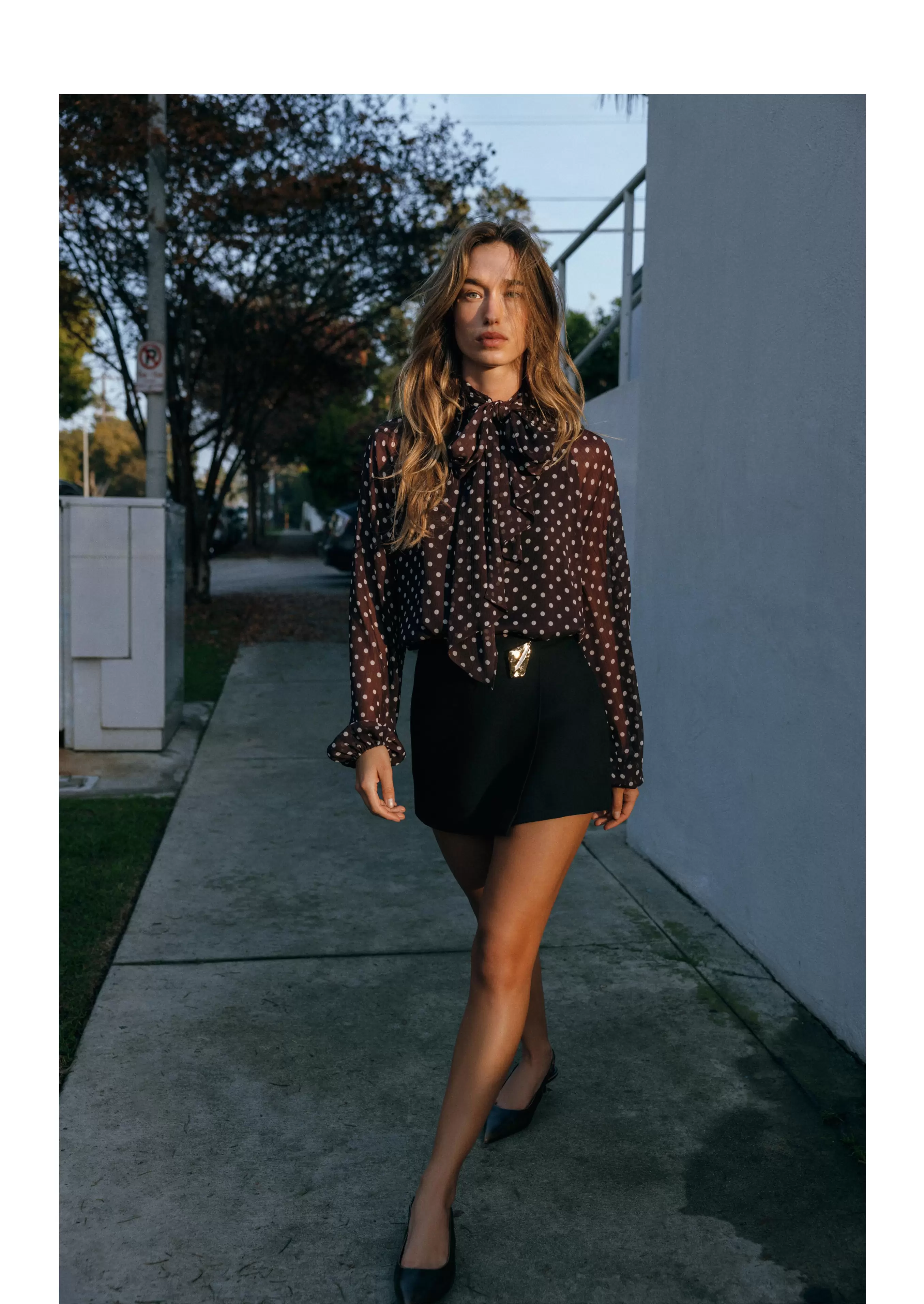 BLUSE MED PRIKKET PRINT