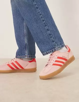 Adidas Originals - Gazelle - Lyserøde indendørssneakers med røde detaljer