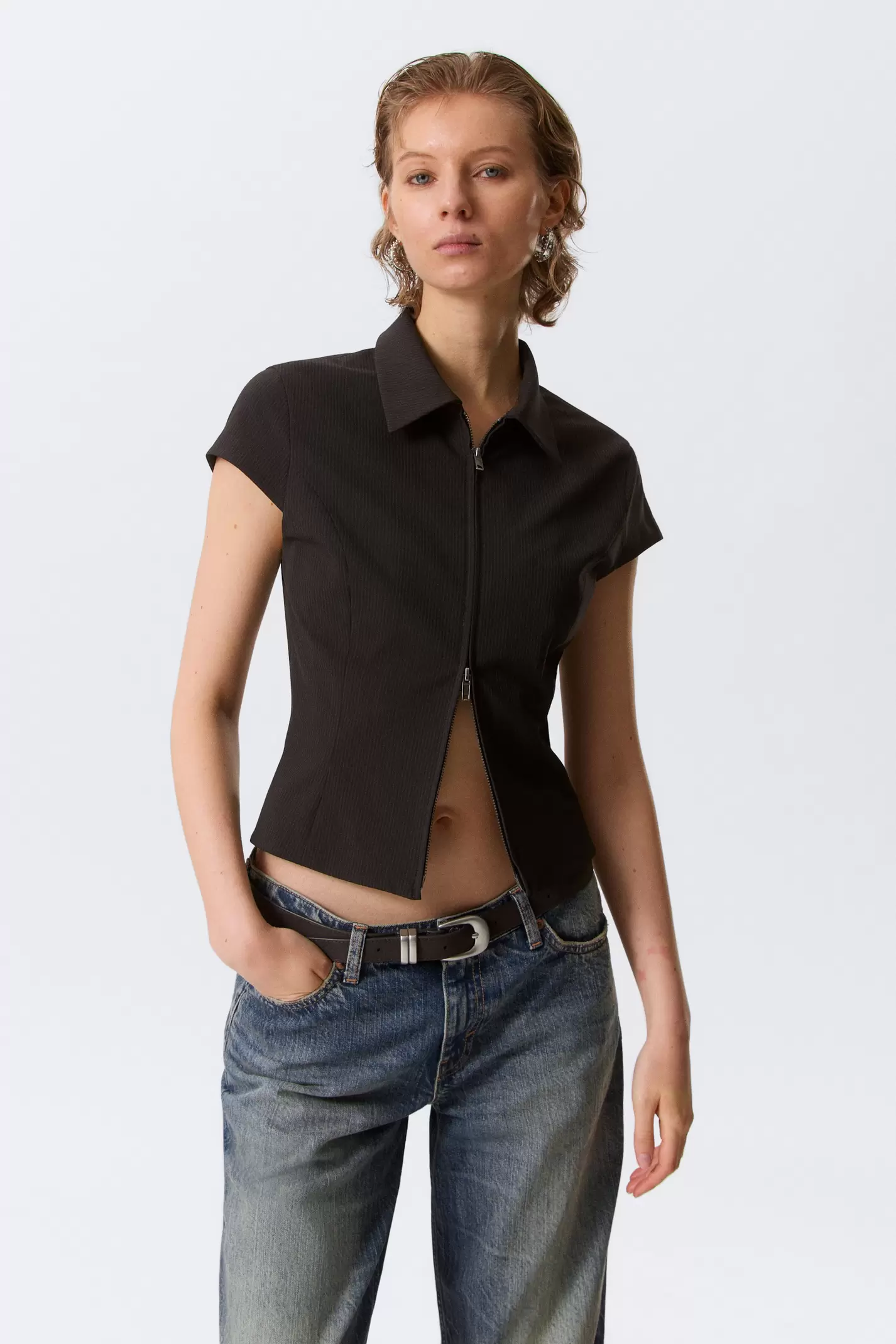 FITTED SHORT-SLEEVED ZIP TOP