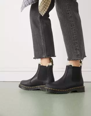 Dr Martens - 2976 Leonore - Sorte chelsea-støvler i læder med pelsfor