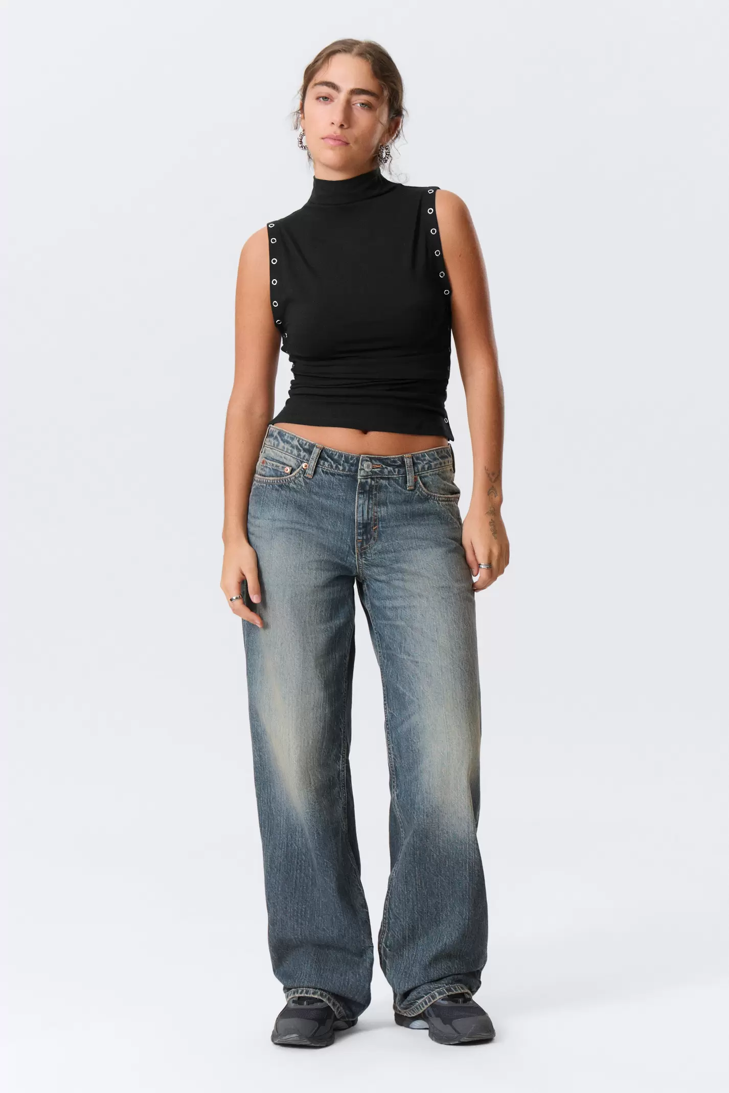 AMPLE LOW RISE LOOSE WIDE LEG JEANS