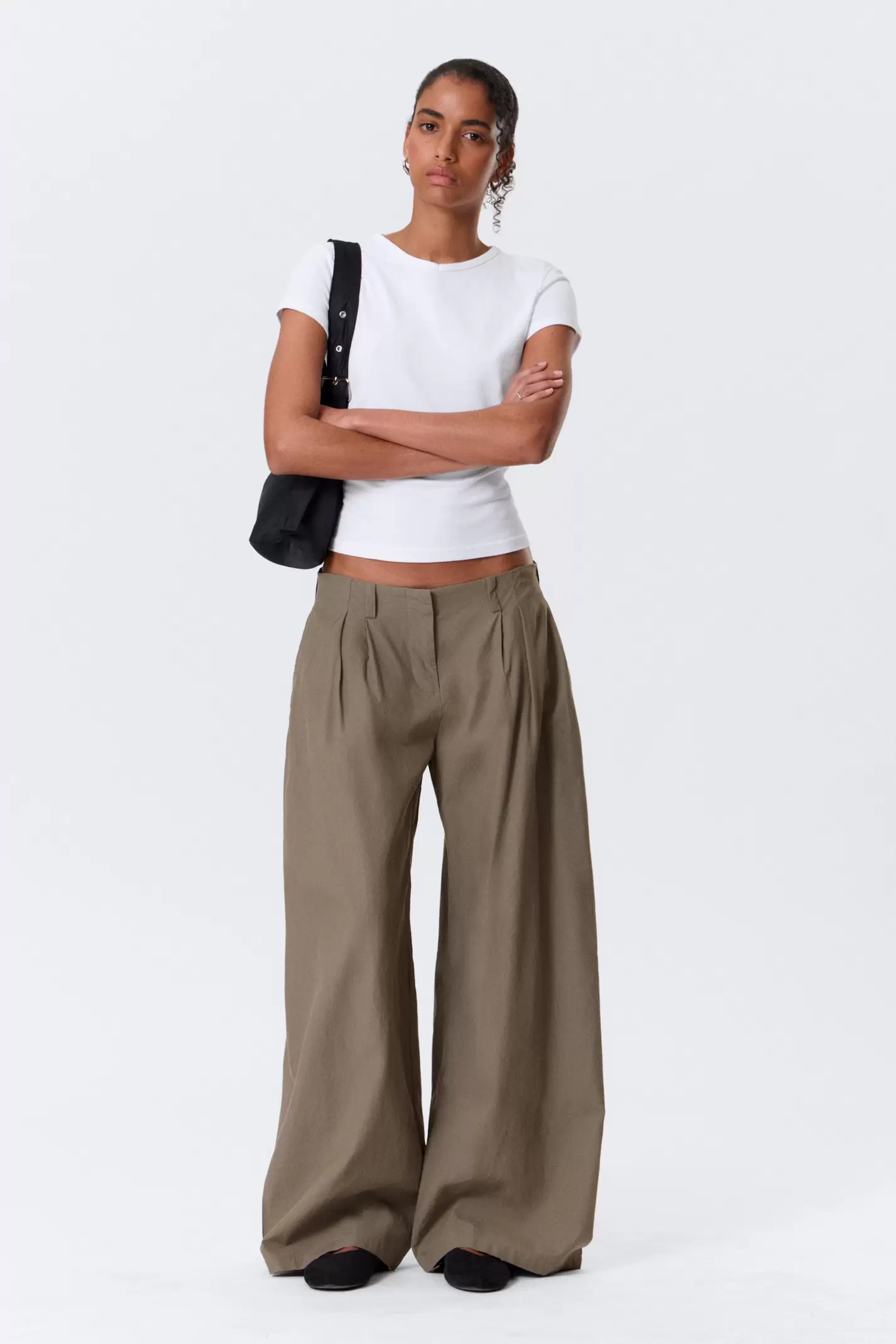 LOW RISE WIDE LEG PLEATED TROUSERS