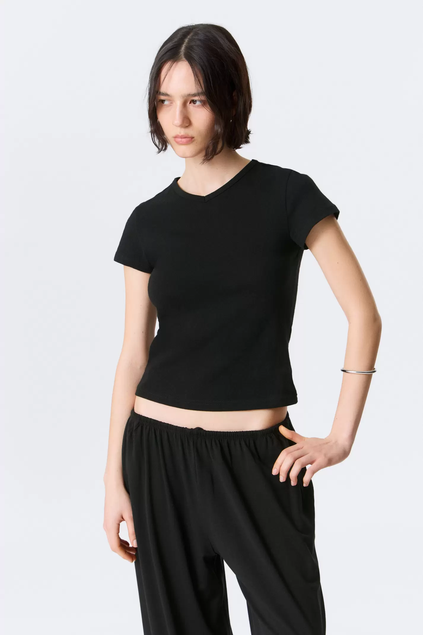 SLIM SHORT-SLEEVED V-NECK T-SHIRT