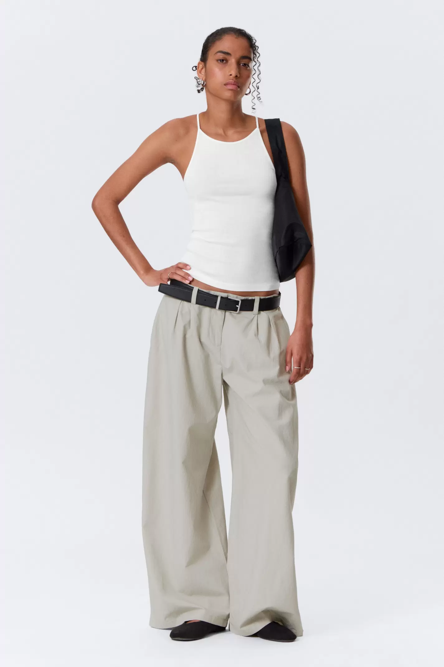 LOW RISE WIDE LEG PLEATED TROUSERS