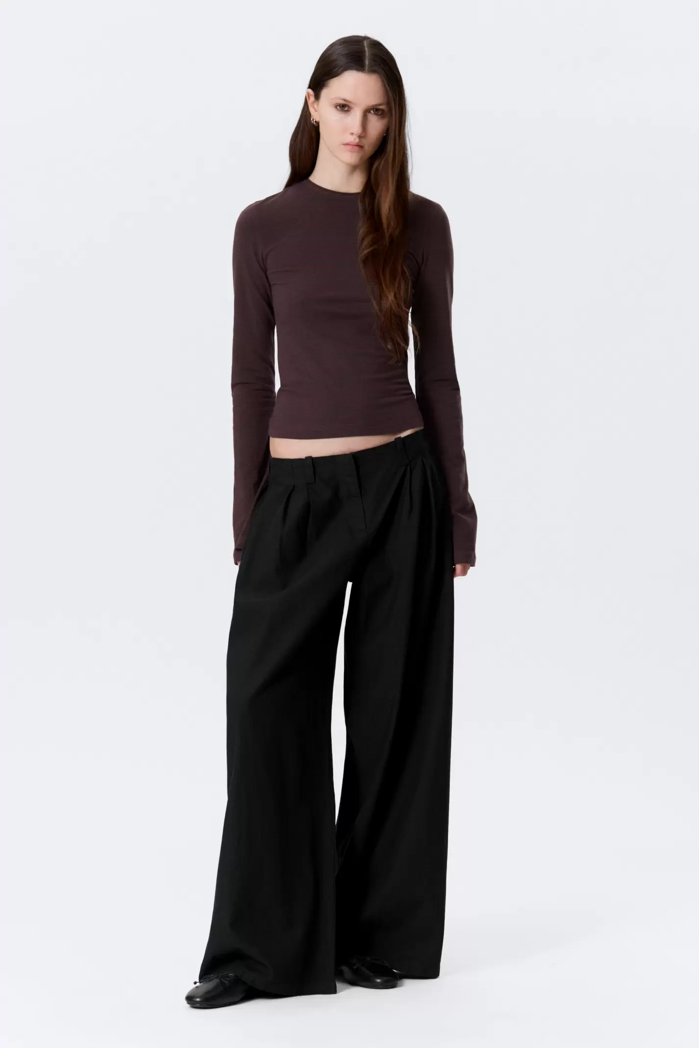 LOW RISE WIDE LEG PLEATED TROUSERS