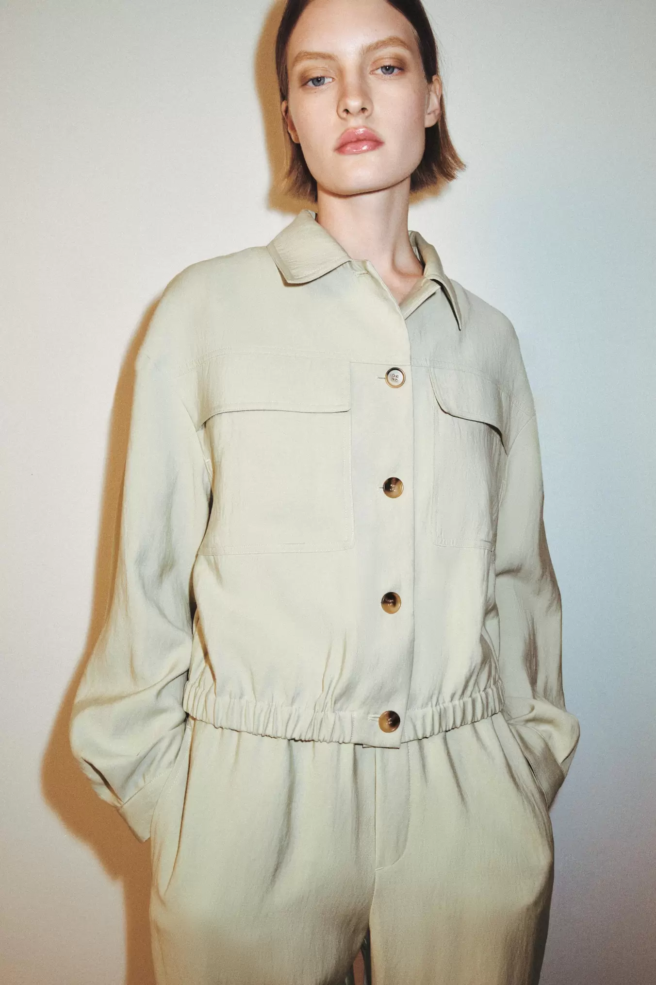 KORT JAKKE MED KLAPLOMMER