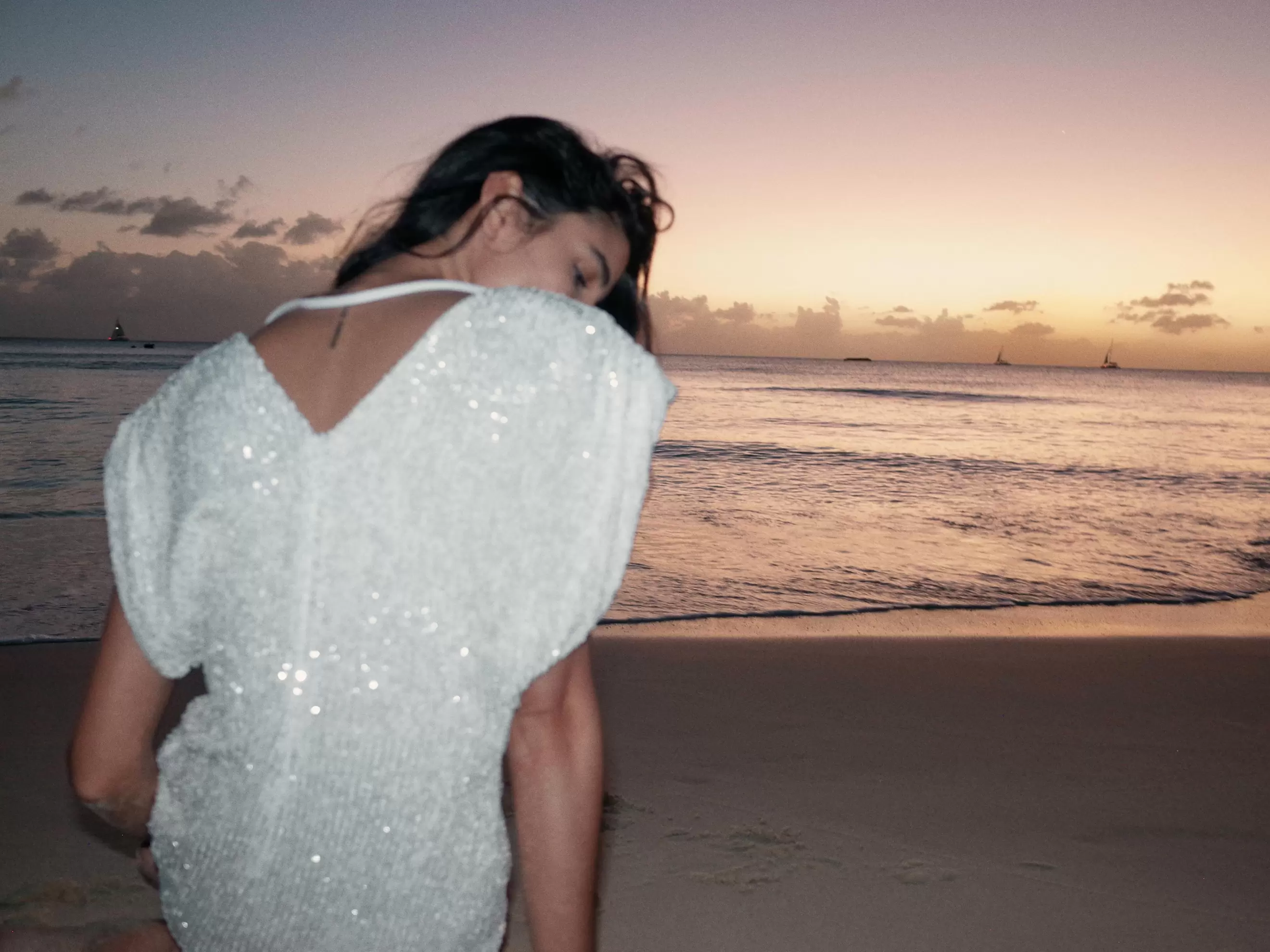 KORT KJOLE MED PAILLETTER